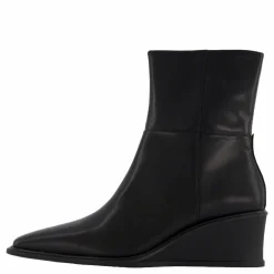 Aino Black