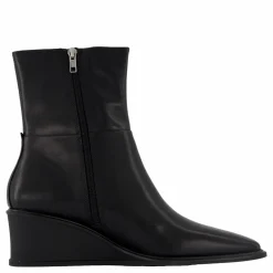 Aino Black