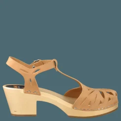 Lacy sandal nature